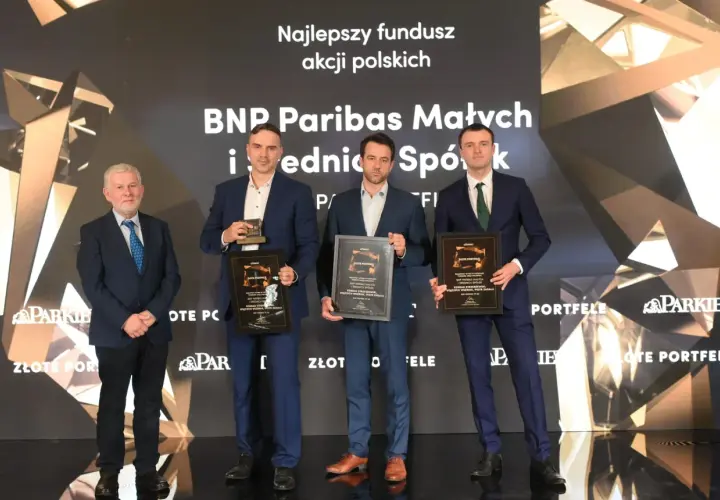 Trzech mężczyzn odbiera nagrody za fundusz BNP Paribas Małych i Średnich Spółek.