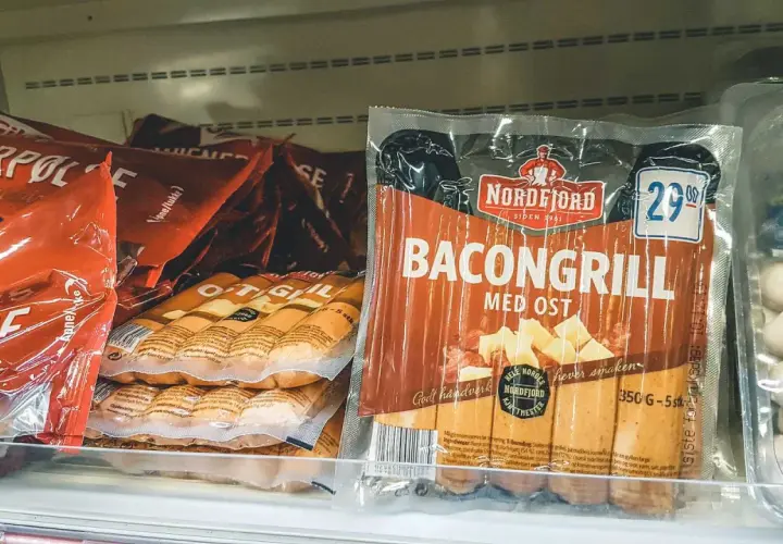 Tanie jedzenie w Norwegii: paczka kiełbasek bacongrill med ost za 29 koron. Idealne na grilla!