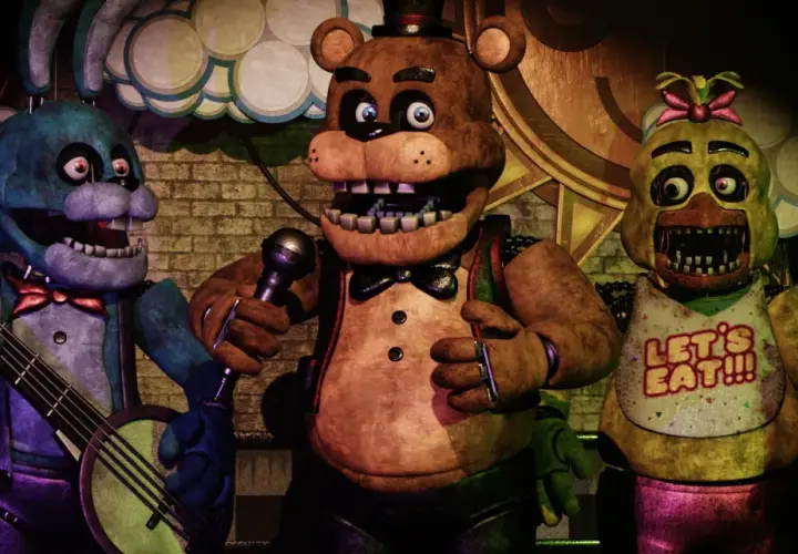 Freddy Fazbear, Bonnie i Chica z gry Five Nights at Freddy's (FNAF) na scenie. To właśnie co to jest FNAF – przerażająca gra o animatronikach.