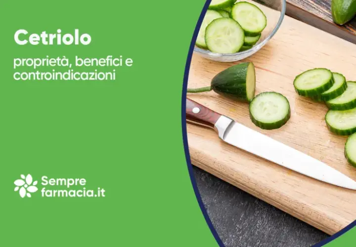 Cetriolo: scopri le sue proprietà benefiche e come usarlo in cucina. Fresche fette su tagliere con coltello.