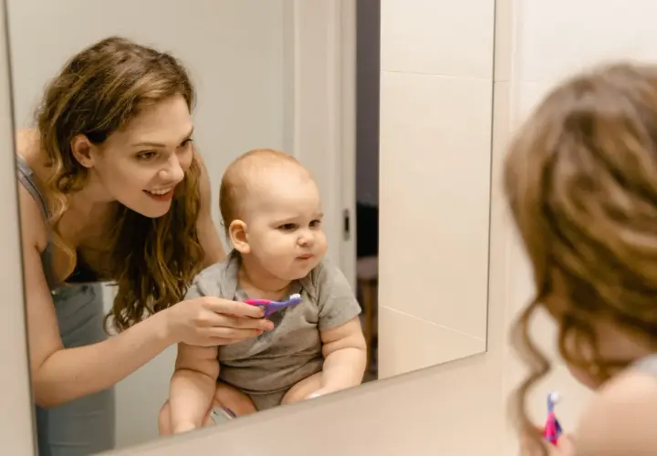 Mama uczy malucha myć ząbki, kiedy zaczyna się ząbkowanie.