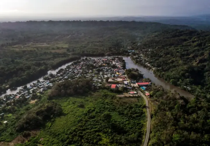 Osada nad rzeką w gęstej dżungli, część szlaku przez Darien Gap.