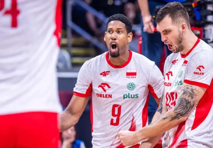 Siatkarze Polska vs Włochy. Emocje na boisku, zawodnicy w biało-czerwonych strojach z orłem.