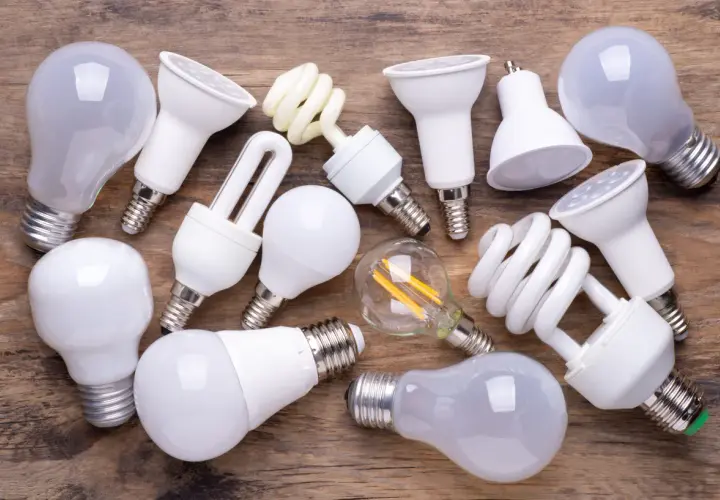 Variedad de bombillas LED y CFL, mostrando la equivalencia potencia led y normal para un hogar eficiente.