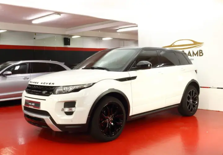Range Rover Evoque 2.2 190 CV: opiniones sobre este elegante SUV blanco con techo negro.