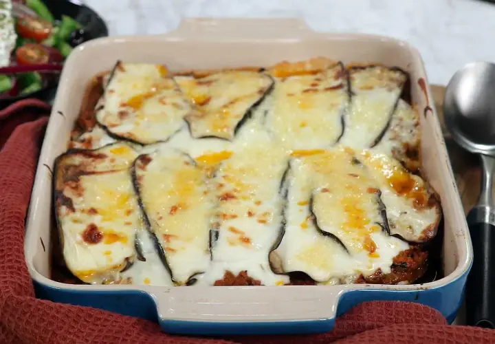 En ugnsbakad moussaka zeina med aubergine och smält ost. En härlig rätt som ser otroligt god ut.