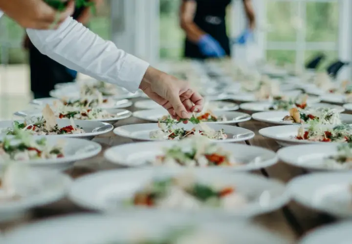 Catering na 50 osób: Ile kosztuje i jak mądrze zaplanować budżet?
