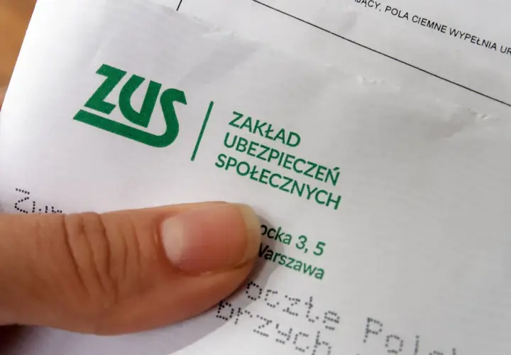 Zerwane więzadła w kolanie? ZUS może przyznać odszkodowanie. Na dokumencie logo ZUS i adres.