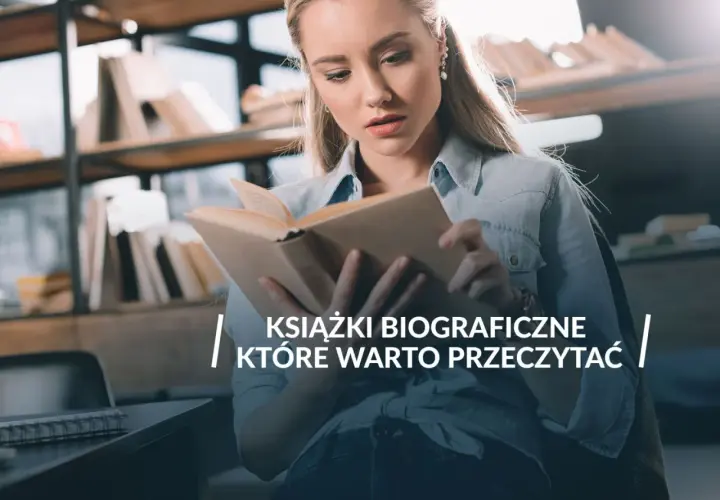 Młoda kobieta czyta książki biograficzne bestsellery, siedząc w bibliotece.