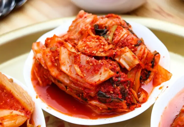 Kimchi: Co to jest? Skład, właściwości i jak zrobić koreański superfood