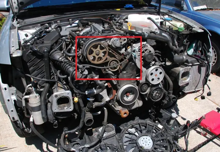 Motor de coche con correa de distribución marcada. ¡15 años sin cambiar correa distribución!