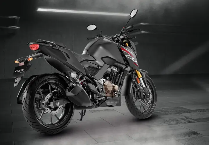 Honda CB300F negra, lista para la aventura urbana. Diseño moderno y ágil.