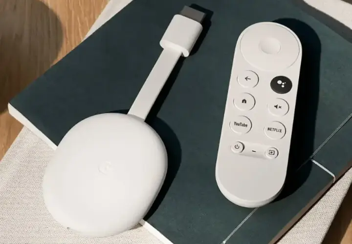 Biały Chromecast z pilotem, gotowy do podłączenia do telewizora. Ułatwia strumieniowanie ulubionych treści.