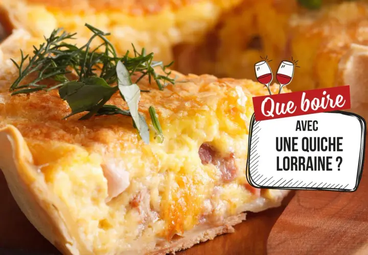 Une part de quiche lorraine garnie d'herbes, avec un texte "Que boire avec une quiche lorraine ?" et des verres de vin.