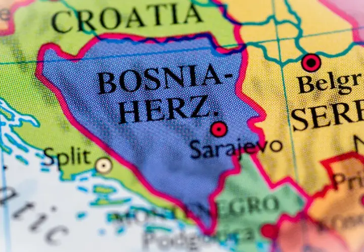 Mapa pokazuje, gdzie leży Bośnia i Hercegowina, między Chorwacją a Serbią, nad Adriatykiem. Widać stolicę Sarajewo.