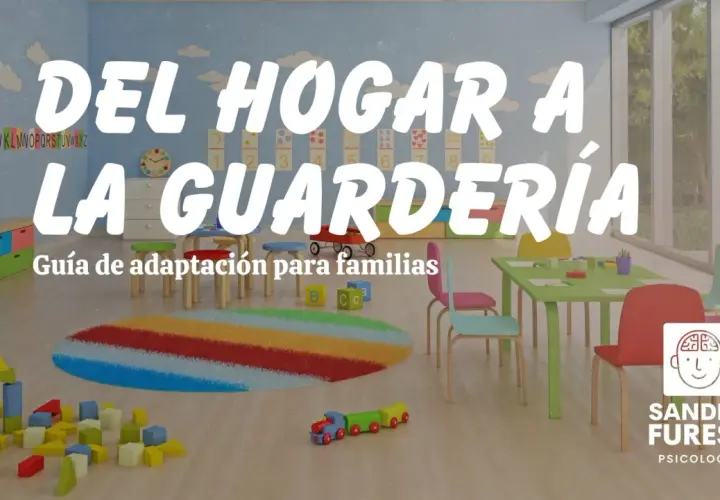 Un aula colorida con mesas, sillas y juguetes. La imagen promociona una guía para la adaptación a la guardería gratis.