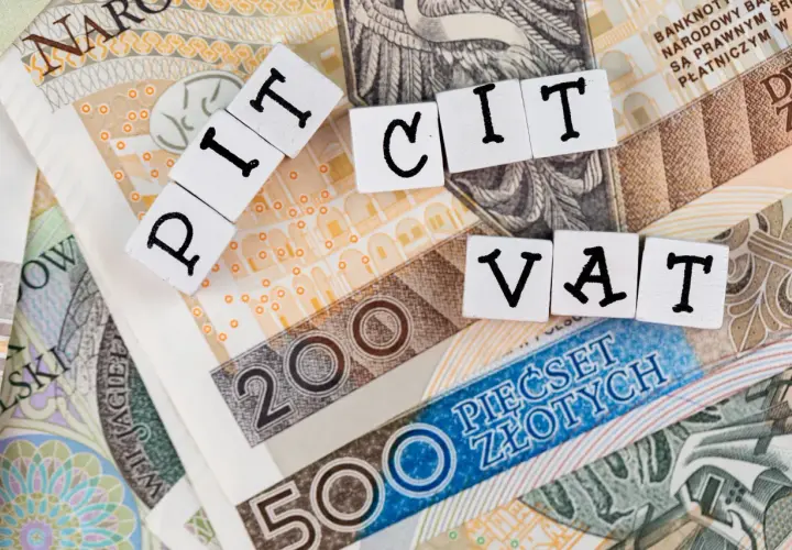 Klocki z napisami PIT i VAT leżą na banknotach 200 i 500 zł. To wzór remanentu likwidacyjnego.