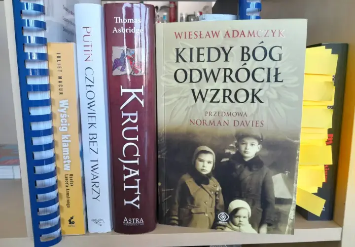 Okładka książki "Kiedy Bóg odwrócił wzrok" z portretem dzieci. Obok inne tytuły: "Putin człowiek bez twarzy", "Krucjaty", "Wyścig kłamstw".