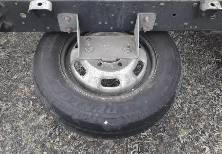Przebita opona w Traficu? Jak wyjąć koło zapasowe bez stresu