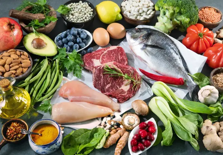 Mięso, ryba, jajka, awokado, jagody, orzechy, warzywa – to składniki diety low carb. Co to jest? To sposób odżywiania z ograniczoną ilością węglowodanów.
