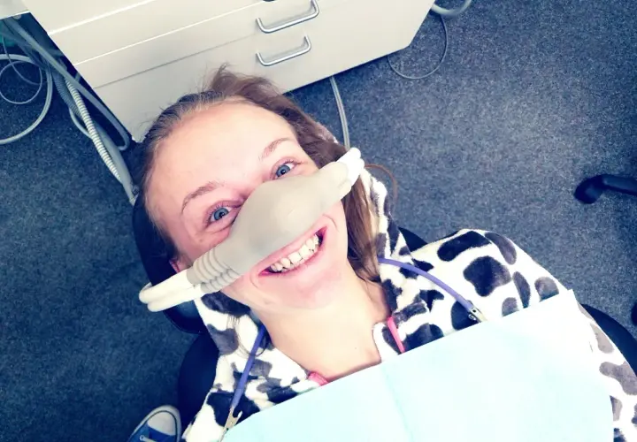 Jak działa gaz rozweselający u dentysty i jak wpływa na komfort pacjenta