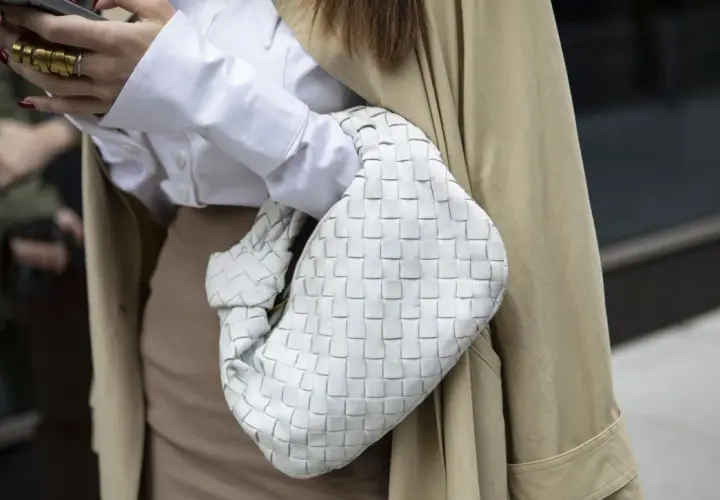 Czy białe torebki są modne? Poznaj najnowsze trendy i stylizacje