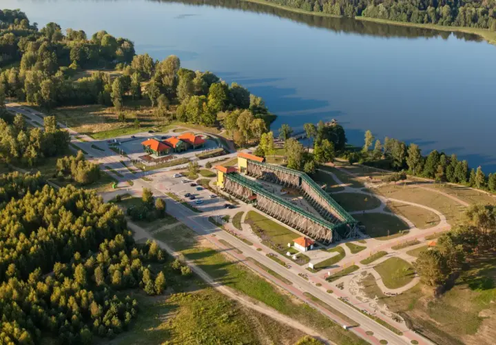 Gołdap uzdrowisko: imponująca tężnia solankowa i jezioro otoczone zielenią.