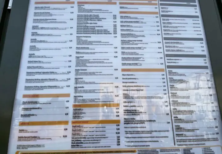Ile kosztuje duża cola w McDonald's? Na tej karcie menu znajdziesz ceny napojów, w tym dużych col.