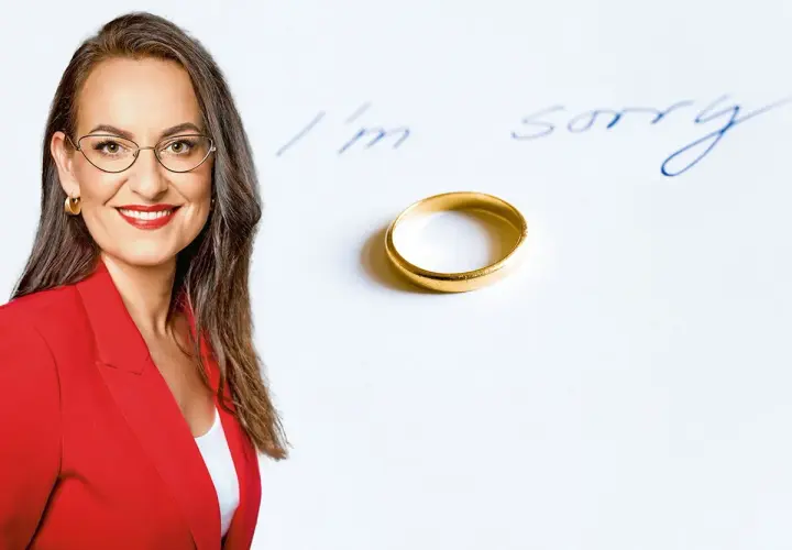 Uśmiechnięta prawniczka w czerwonej marynarce obok obrączki i napisu "I'm sorry". Dobry prawnik od rozwodów pomoże przejść przez trudne chwile.