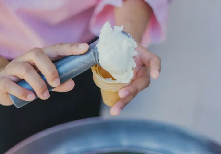 Nakładanie lodów do wafelka. Czy lody są lekkostrawne? Zależy od składników, ale ten wygląda apetycznie.