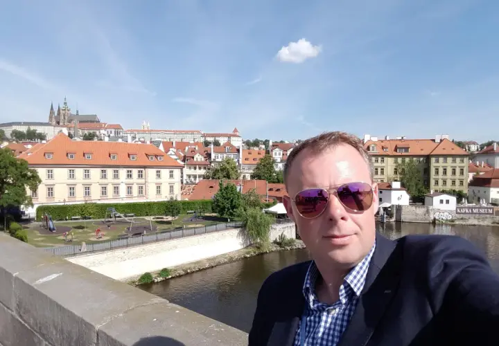 Praga zachwyca! Zastanawiasz się, co warto kupić w Pradze? Oprócz pamiątek, warto zobaczyć zamek i Muzeum Kafki.