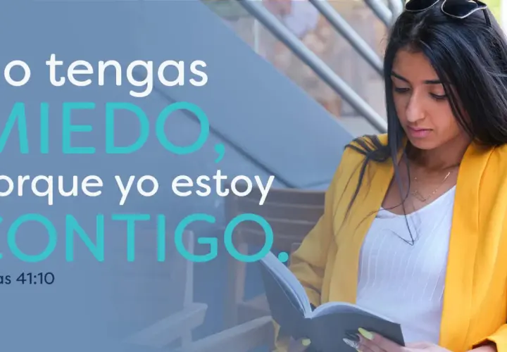 Joven leyendo, con texto "No tengas MIEDO, porque yo estoy CONTIGO. Isaías 41:10". Versículos para mujeres.
