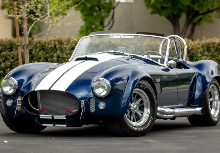 Błękitny Shelby Cobra z białymi pasami, gotowy do jazdy.