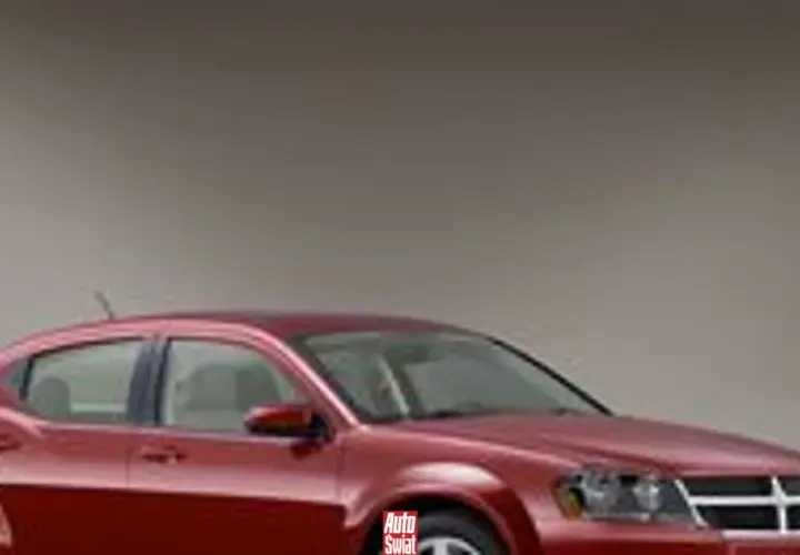 Czerwony Dodge Avenger, model z linii stratus, prezentuje się elegancko na neutralnym tle.