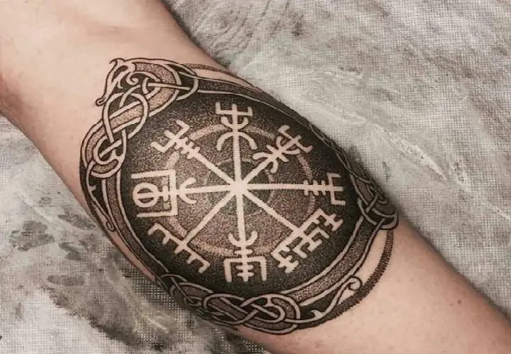 Tatuaż kompas wikingów, Vegvísir, symbolizuje odnalezienie drogi i ochronę w podróży.