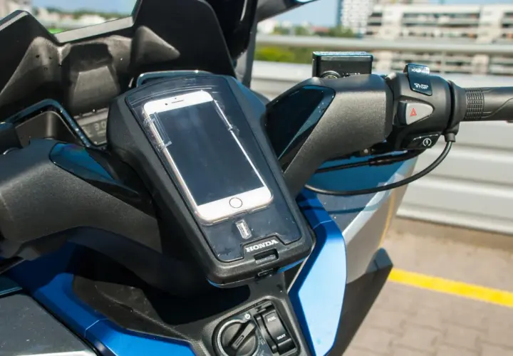 Uchwyt na telefon Honda Forza 125 z wbudowanym portem USB, gotowy na każdą podróż.