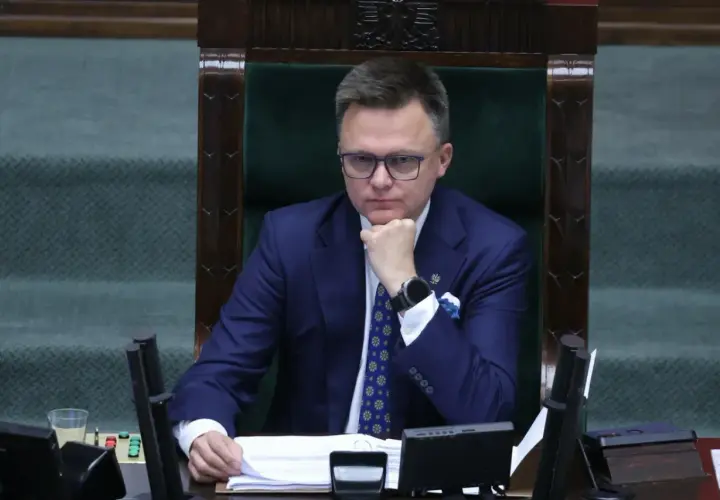 Szymon Hołownia w fotelu marszałka Sejmu. Jego kandydatura na prezydenta budzi sprzeciw wewnątrz koalicji rządzącej, co widać po jego zamyślonej minie.
