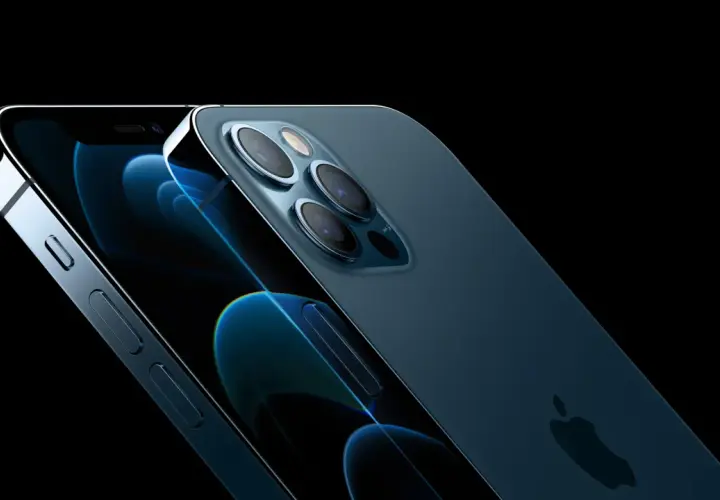 Dwa iPhone'y 12 Pro w kolorze grafitowym, z widocznym potrójnym aparatem.