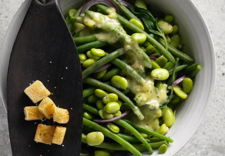 Frischer Bohnensalat mit cremiger Sauce und Croutons. Ein leichtes und leckeres Bohnensalat Rezept für den Sommer.