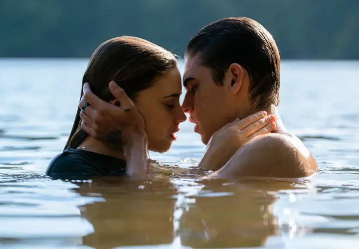 Tessa och Hardin i en intim stund i vattnet, precis som efter filmerna.