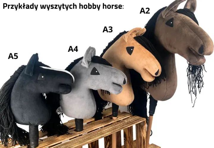 Pięć pluszowych hobby horse w różnych kolorach: czarny, szary, beżowy i brązowy. Idealne do nauki, jak uszyć hobby horse.