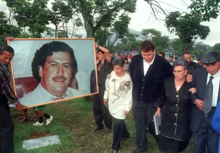 Ludzie niosą portret Pabla Escobara podczas pogrzebu.