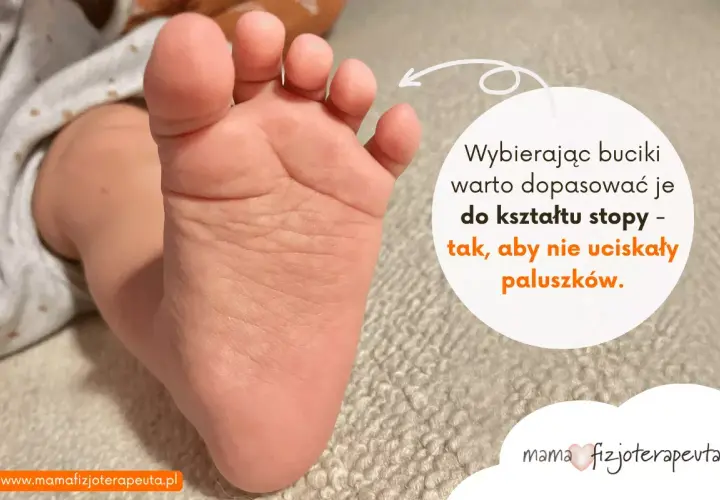 Mała stópka niemowlaka, idealna do dobrania odpowiedniego rozmiaru buta, by nie uciskał paluszków.