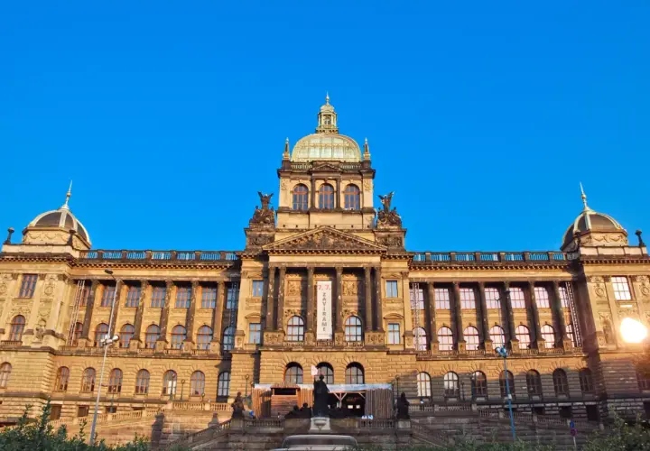 Majestatyczny budynek Narodowego Muzeum w Pradze, z kopułą i rzeźbami, zaprasza do zwiedzania.