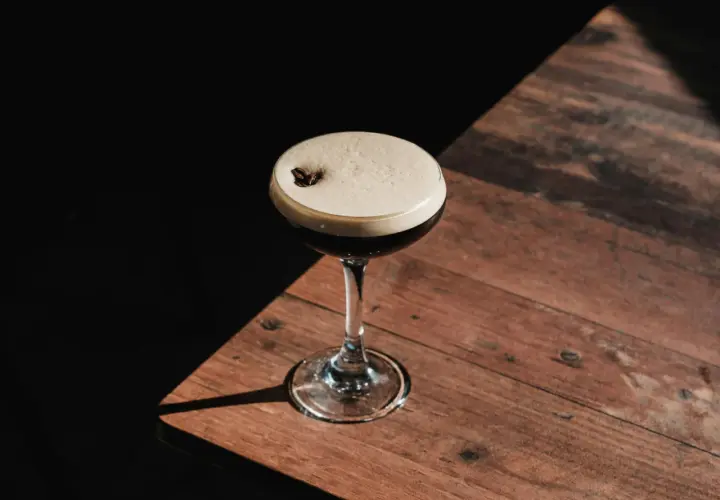 Espresso martini z gęstą, trwałą cremą, ozdobione ziarnem kawy. Idealny przepis na to, jak zrobić espresso martini, by uzyskać perfekcyjną piankę.