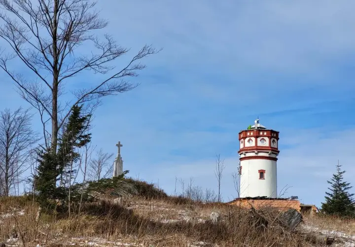 Widok na wieżę widokową i krzyż na szczycie. Trasa na Biskupią Kopę zimą.