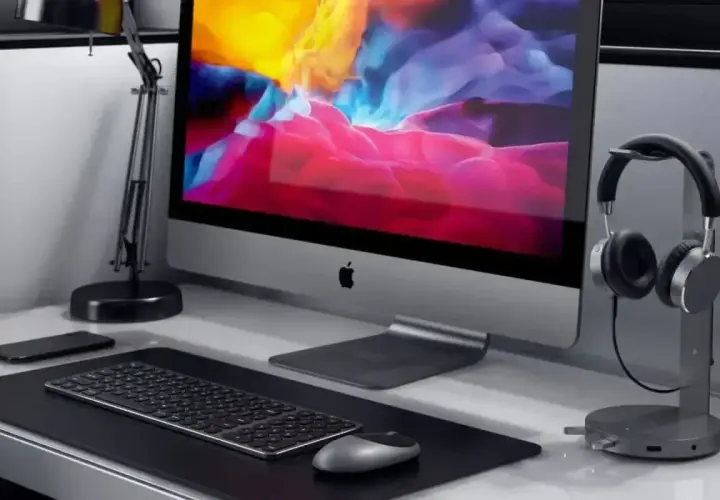 Elegancka podstawka pod słuchawki obok komputera iMac.