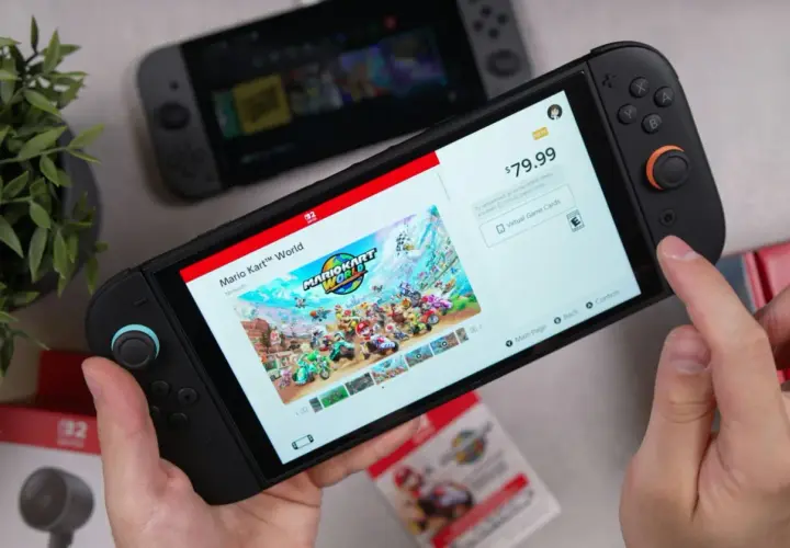 Ręce trzymają konsolę Nintendo Switch, na ekranie której wyświetla się okładka gry Mario Kart World. To może być najlepsza gra na Nintendo Switch!