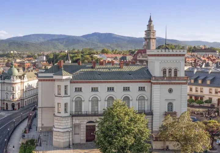 Widok na rynek w Bielsku-Białej z górującym nad nim Zamkiem Sułkowskich i wieżą ratuszową.