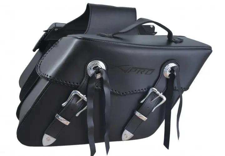 Coppia di borse moto custom usate in pelle nera, con fibbie cromate e dettagli artigianali. Perfette per dare un tocco unico alla tua moto.